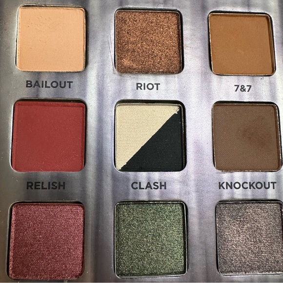 Urban Decay Troublemaker Eyeshadow Palette - Picture 7 of 14